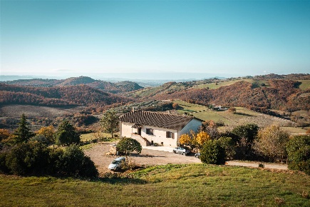 Foto Rustico a Cinigiano di 456 m² con 7 locali in vendita