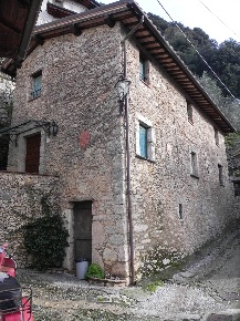 Foto Rustico a Camaiore Camaiore Paese di 100 m² con 5 locali in vendita