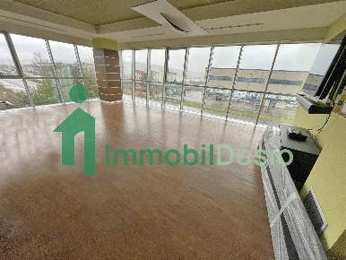 Foto Ufficio a Tito di 485 m² con 10 locali in affitto