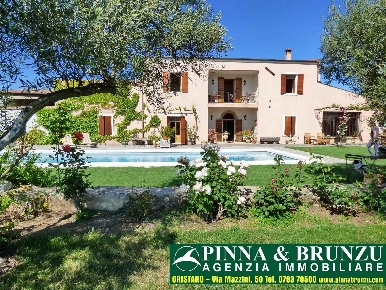 Foto Villa unifamiliare a Oristano di 834 m² con 12 locali in vendita