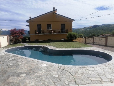 Foto Casa indipendente a Travo di 300 m² con 7 locali in vendita