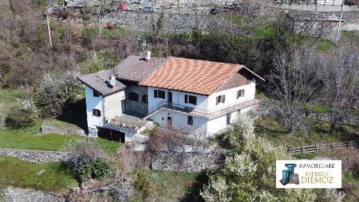 Foto Casa indipendente in villaggio Chantignan, Quart Chantignan di 300 m²