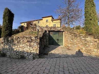 Foto Rustico a Pistoia Collegigliato di 303 m² con 12 locali in vendita