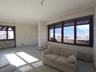 Foto Attico a Sondrio Centro di 197 m² con 8 locali in affitto