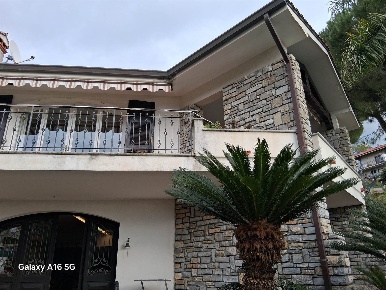 Foto Villa unifamiliare a Bordighera Centro di 290 m² con 7 locali