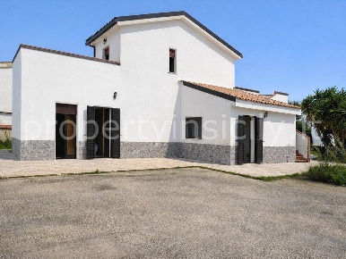 Foto Villa unifamiliare a Siracusa Ognina di 108 m² con 8 locali in vendita