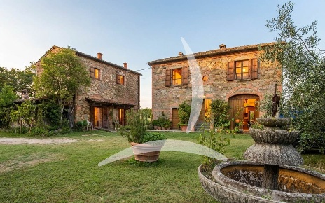 Foto Rustico a Lucignano Centro di 475 m² con 16 locali in vendita