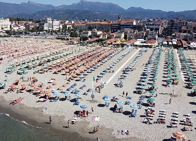 Foto Struttura turistica a Camaiore Lido di Camaiore di 3600 m² in vendita