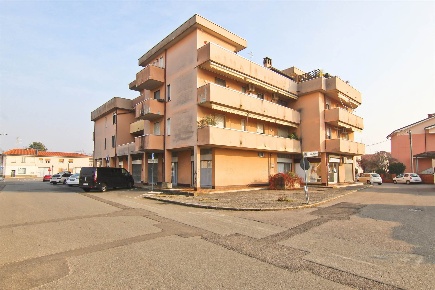 Foto Negozio in Via Ai Campi 1, Cogliate Centro di 158 m² con 1 locali