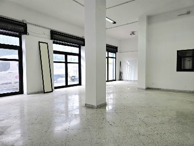 Foto Negozio in Via Sant'Andrea, Baronissi Antessano di 113 m² con 2 locali
