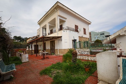 Foto Villa unifamiliare a Messina Giostra di 350 m² con 10 locali