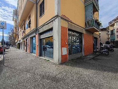 Foto Negozio a Scandicci Casellina di 120 m² con 6 locali in vendita