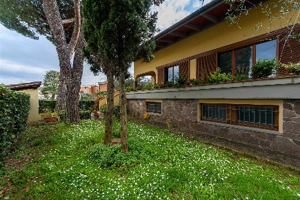 Foto Villa unifamiliare in via del pino, Calenzano Centro di 423 m²