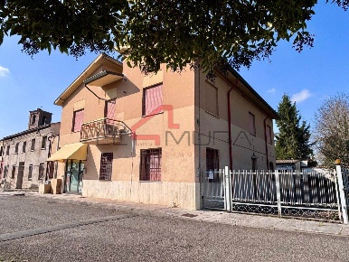 Foto Case semi ndipendenti a Gazzo Veronese Centro di 292 m² con 12 locali