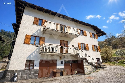 Foto Casa indipendente a Baselga di Pinè Centro di 190 m² con 10 locali