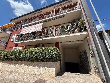 Foto Appartamento in Via Nino Martoglio 46, Floridia di 106 m² con 4 locali