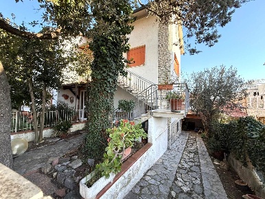 Foto Villa bifamiliare a Cecina Cecina Centro di 160 m² con 8 locali