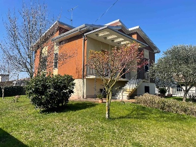 Foto Villa unifamiliare a Mortara Centro di 170 m² con 3 locali in vendita