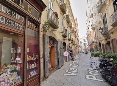 Foto Negozio a Salerno Centro Storico - Teatro Verdi di 52 m² con 2 locali