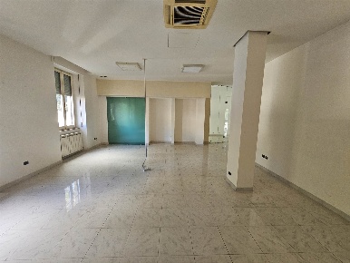 Foto Locale commerciale a San Severino Marche Centro di 315 m² con 5 locali