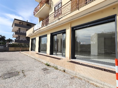 Foto Attività commerciale a Santa Maria Capua Vetere di 234 m² con 2 locali