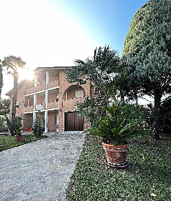 Foto Villa unifamiliare a Conselice di 304 m² con 10 locali in vendita