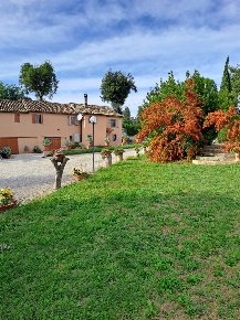 Foto Case semi ndipendenti a Treia di 104 m² con 5 locali in vendita