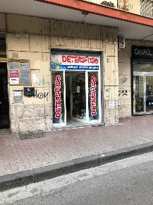 Foto Negozio in Via Posidonia  37, Salerno Torrione di 20 m² con 1 locali