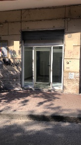 Foto Negozio in Via Posidonia  37, Salerno Torrione di 20 m² con 1 locali