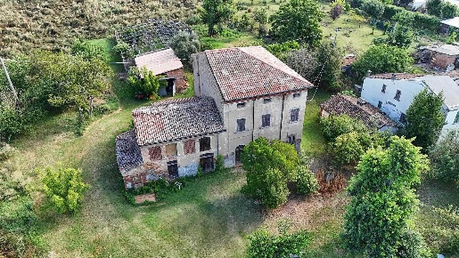 Foto Casa indipendente a Lugo di 225 m² con 9 locali in vendita