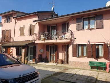 Foto Casa indipendente a Pieve Porto Morone di 316 m² con 8 locali