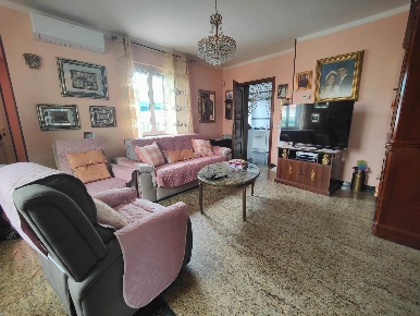 Foto Villa bifamiliare a Massa Zona Industriale di 107 m² con 4 locali