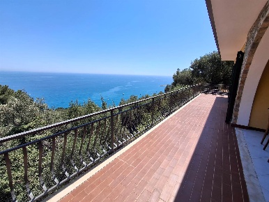 Foto Casa indipendente a Cipressa Aregai di 165 m² con 4 locali in vendita