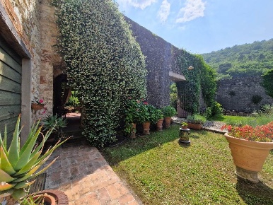 Foto Appartamento in via valle, Fiesole di 210 m² con 6 locali in vendita