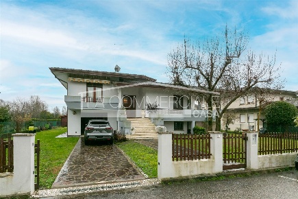 Foto Casa indipendente a Casale sul Sile Lughignano di 271 m² con 7 locali
