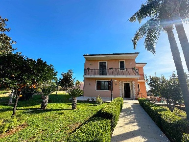 Foto Villa unifamiliare in VIA PIETRO FILLIOLEY 1, Siracusa di 215 m²