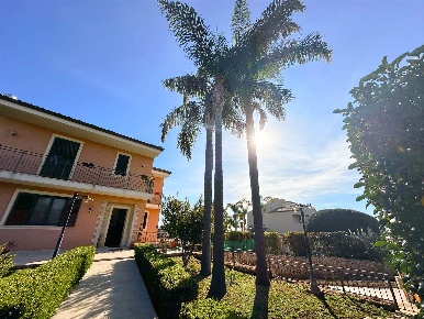 Foto Villa unifamiliare in VIA PIETRO FILLIOLEY 1, Siracusa di 215 m²