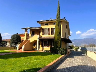 Foto Villa unifamiliare a Capannori Lammari - Lunata di 200 m² in vendita