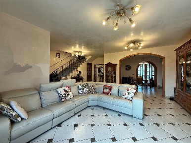 Foto Villa unifamiliare a Poggio a Caiano Centro di 305 m² con 7 locali