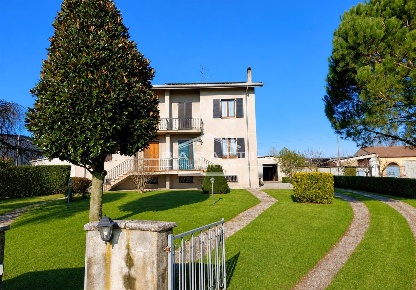 Foto Case semi ndipendenti a Suzzara Centro di 200 m² con 4 locali