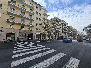 Foto Negozio in VIA DELL'AMBARADAM 19, Roma San Giovanni di 110 m²