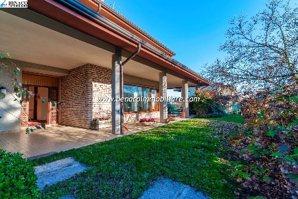 Foto Villa unifamiliare in via Chiesa, Bussolengo di 383 m² con 12 locali