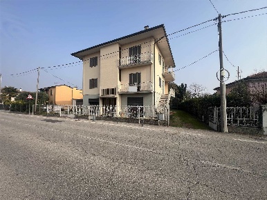 Foto Villa bifamiliare a San Pietro Viminario di 252 m² con 9 locali