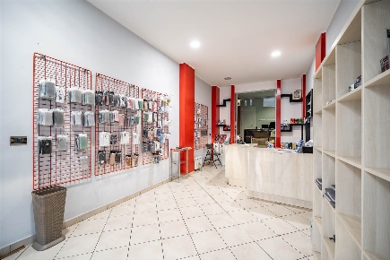 Foto Negozio in Viale Turati 93, Lecco Turati - Santo Stefano di 45 m²