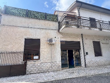 Foto Laboratorio in Via A. De Gasperi, Fiano Romano di 200 m² con 3 locali