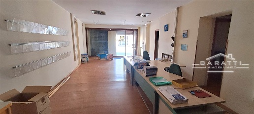Foto Locale commerciale a Ostiglia di 87 m² con 2 locali in vendita