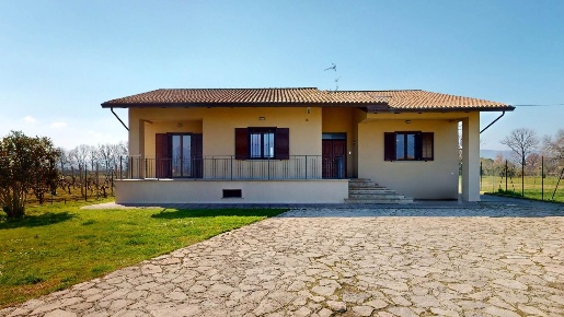 Foto Villa unifamiliare in Via Sant'Angelo, Cannara Centro di 188 m²