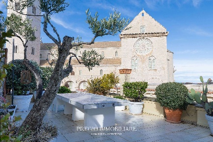 Foto Appartamento in Via San Nicola, Trani di 176 m² con 5 locali