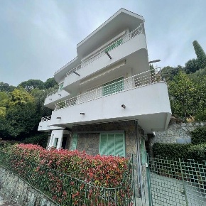 Foto Appartamento in Via del Mare, Arenzano Pineta di 147 m² con 8 locali