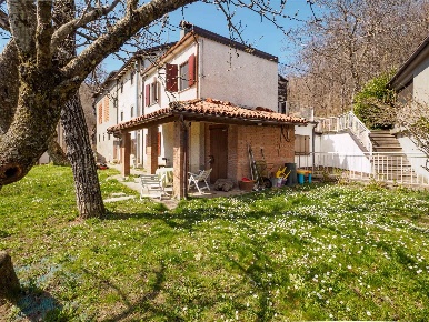 Foto Case semi ndipendenti a Frassinoro di 110 m² con 5 locali in affitto